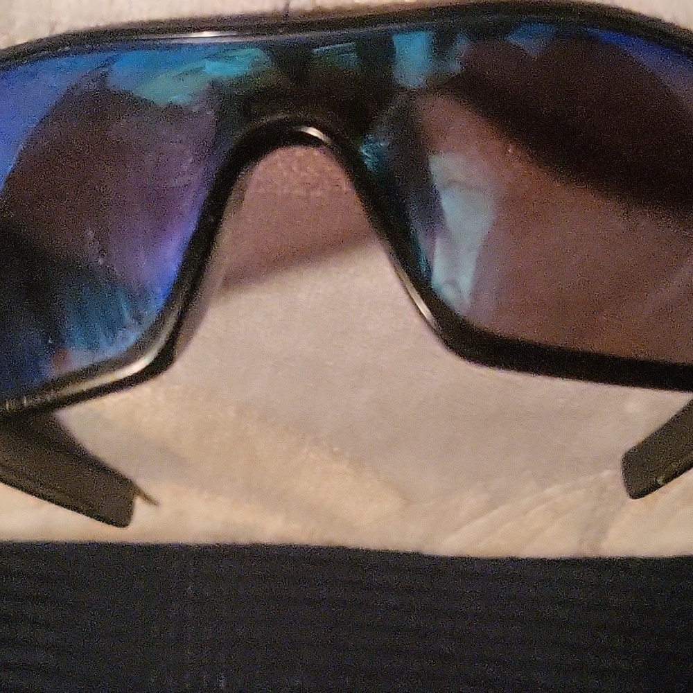 Oakleys batwolfs 2 different lence and the side logo also 2 pairs